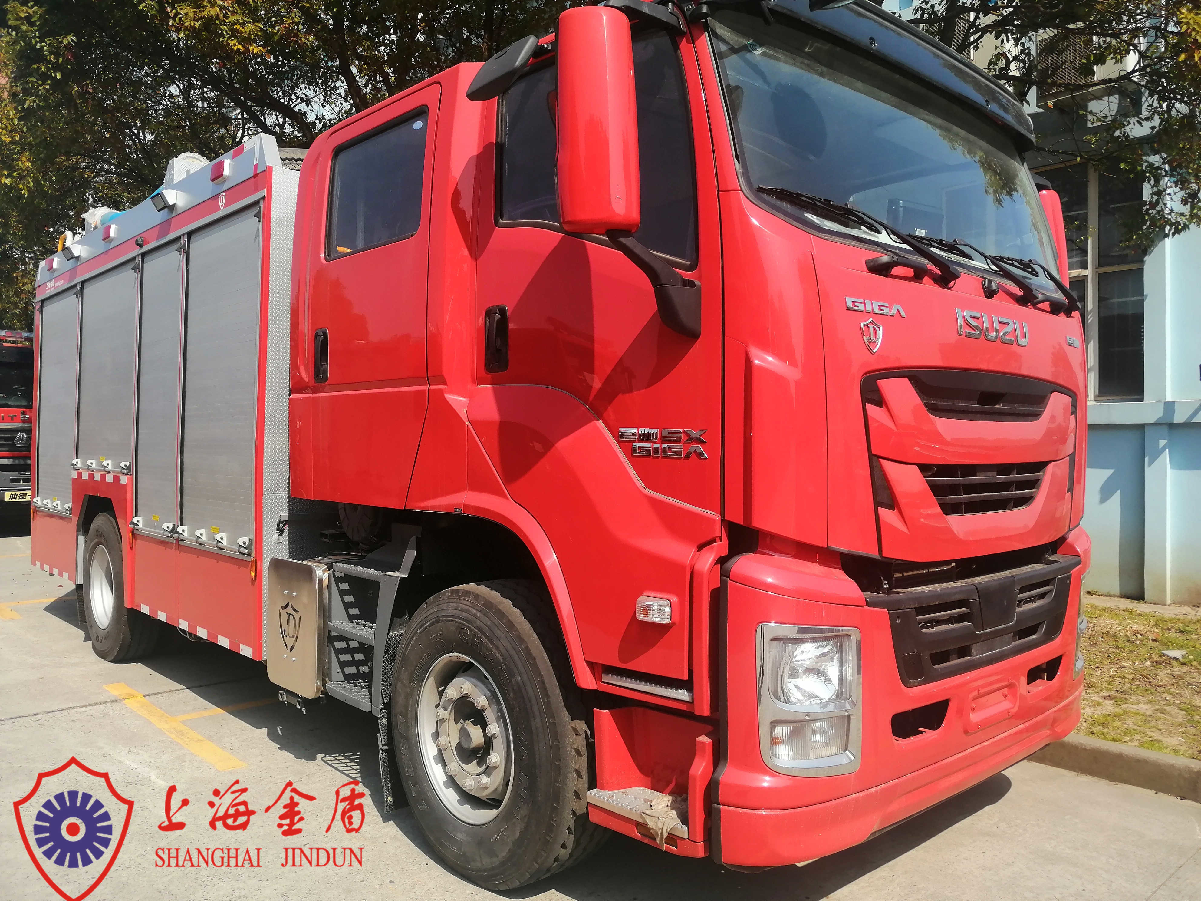 4×2 Drive Manul Control Fire Pump Foam Fire Truck with 10000kg Water 2000kg Foam