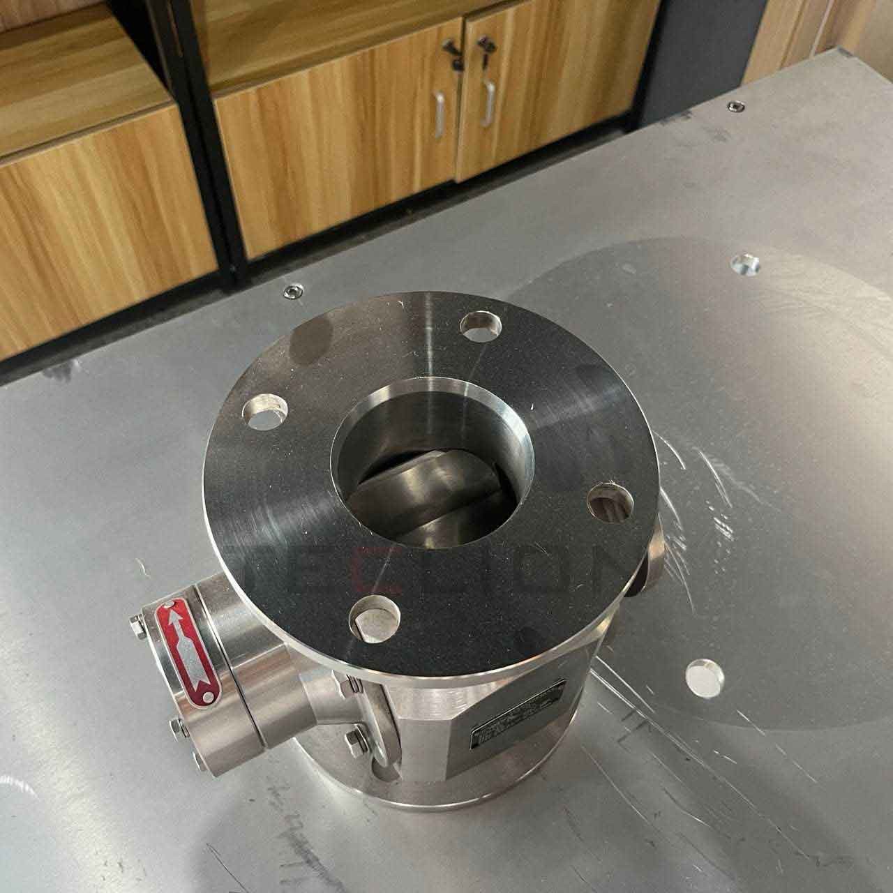Stainless steel rotary valve for conveying food and drug powders