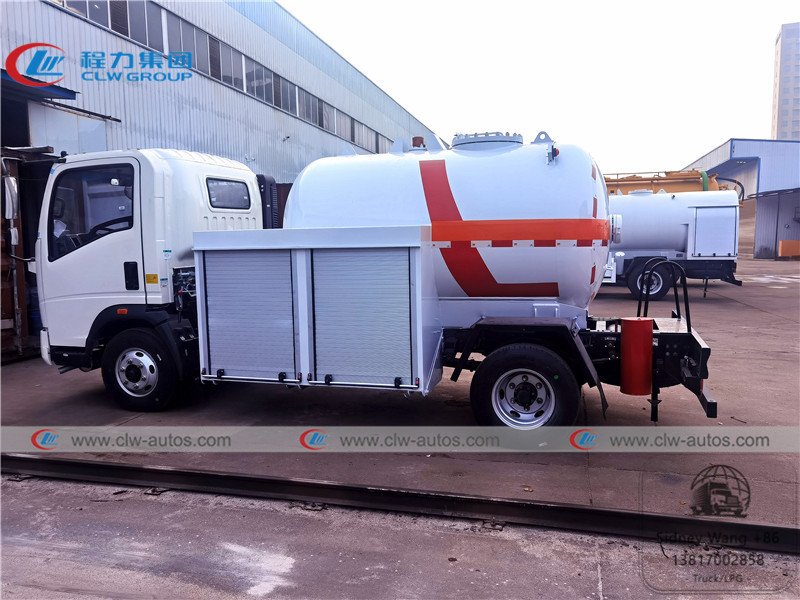 4000L Sinotruk HOWO 4x2 LPG Bobtail Tanker Truck With Flow Meter