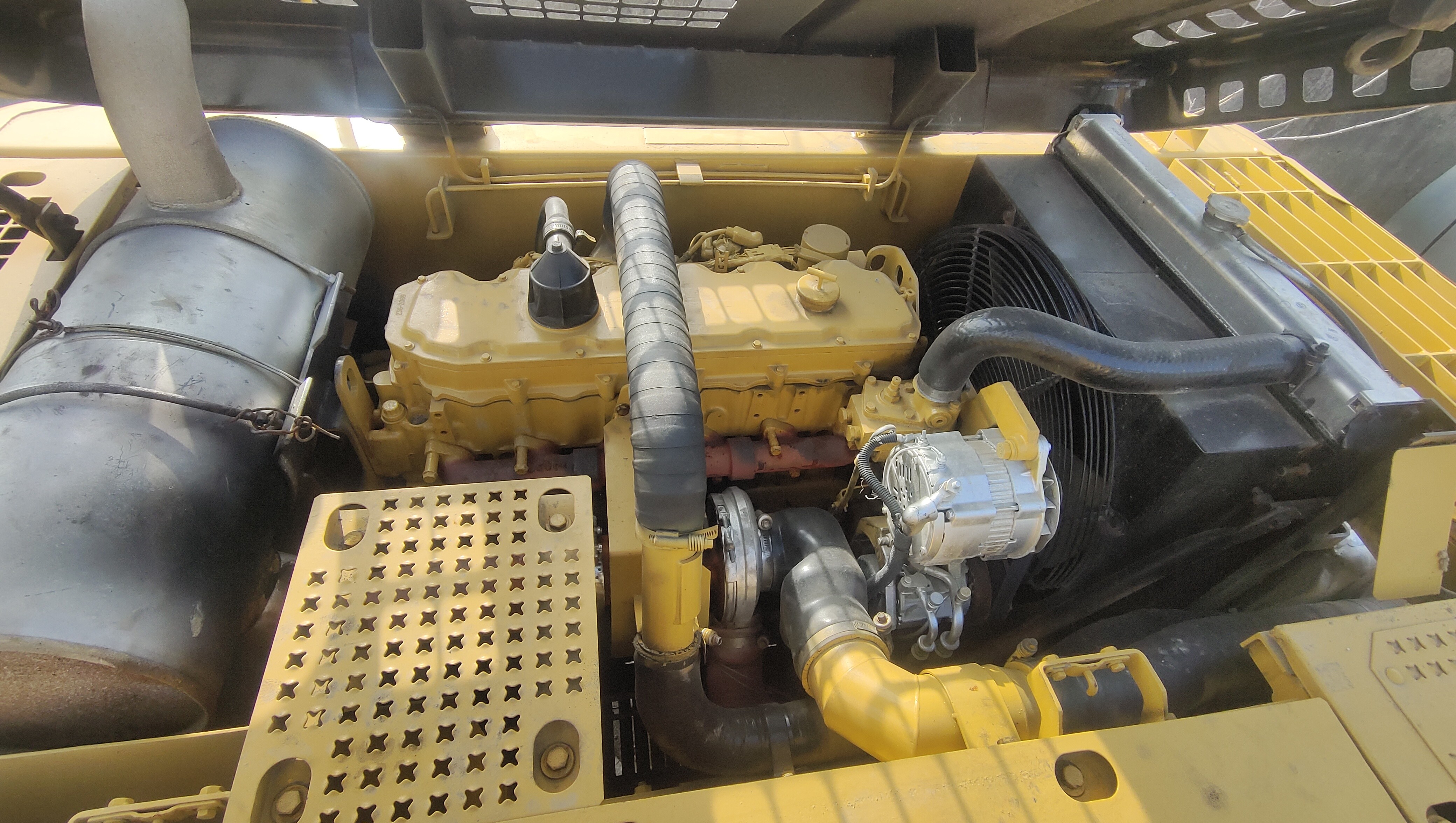 CAT325C Second-hand Tracked Excavator Price Discount From China