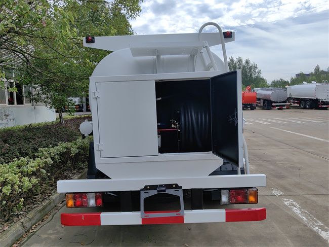 Made in China Factory Qingling Left Hand Drive Oil Fuel Bowser Mobile Fuel Tanker Truck 6000l
