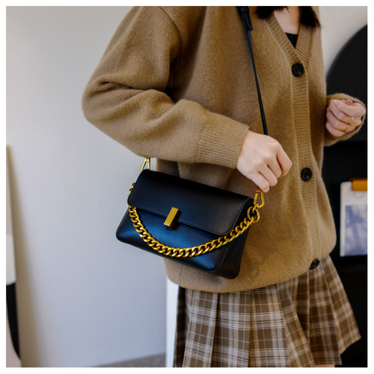 Simple and Versatile Chain Tote Crossbody Bag with Large Capacity Retro Shoulder Bag
