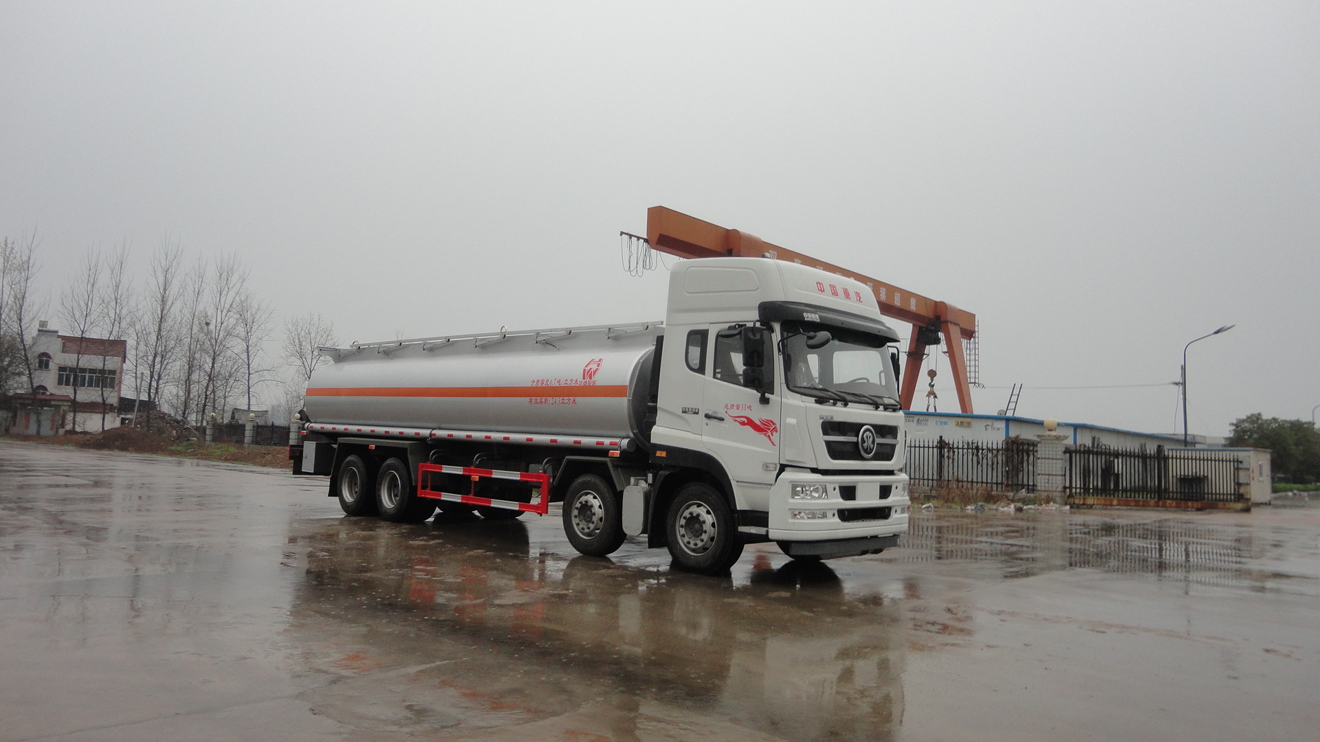 Carbon steel , stainless steel , Aluminum 25000L fuel tank trailer / tank truck transport