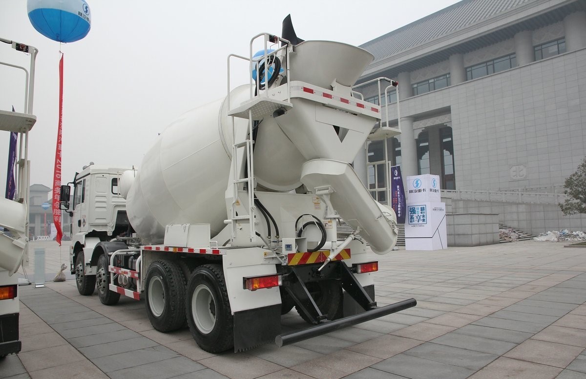 Shacman M3000 8x4 Concrete Mixer Truck 8CBM Bulk Cement Tank Truck With Concrete Mixer Machine