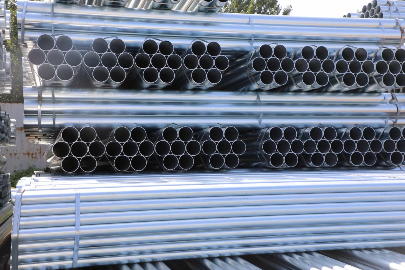 ISO9001 High Quality Q215 Q235 Material Galvanized Steel Pipe Round/Square