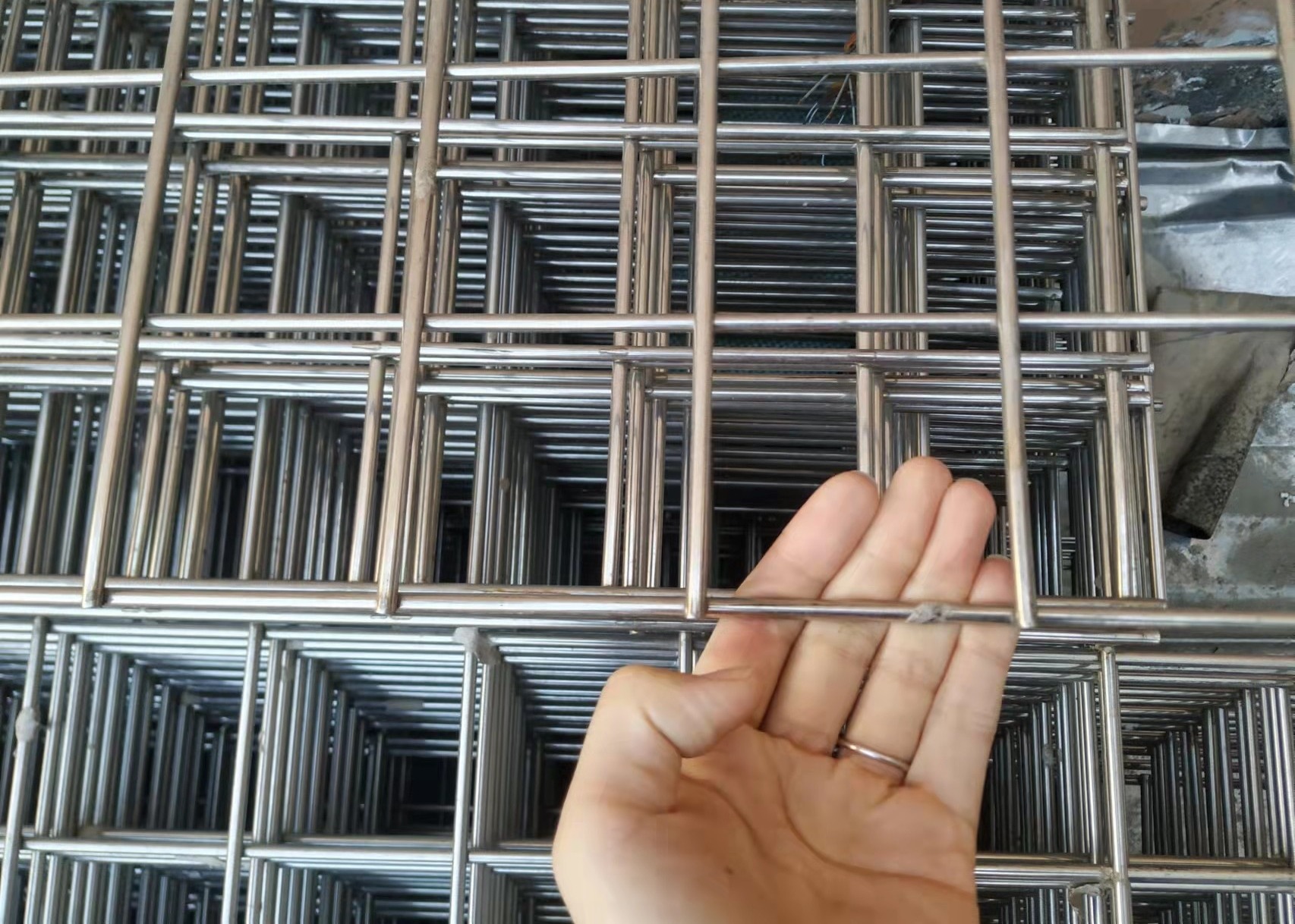 304 316 316l Stainless Steel Welded Wire Mesh Silver 1/4 Inch 1/2 Inch