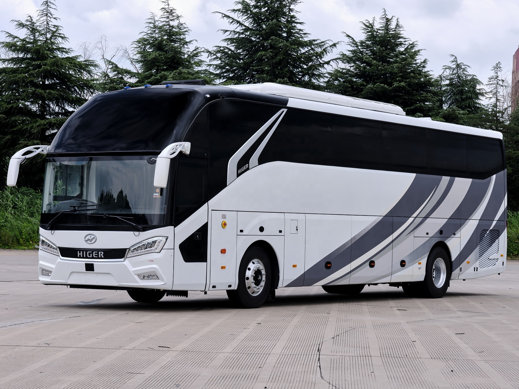 50 Seats Comfortable Coach Bus Max Speed 100 Km/h Affordable and High Capacity