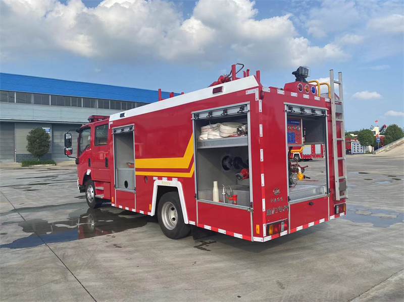 Mini Isuzu Holding 3+3 Person 3.6 Cbm Jet Height 40m Discharge 20L/s Drive Speed 100km/h Water tank Water tank Fire Truc