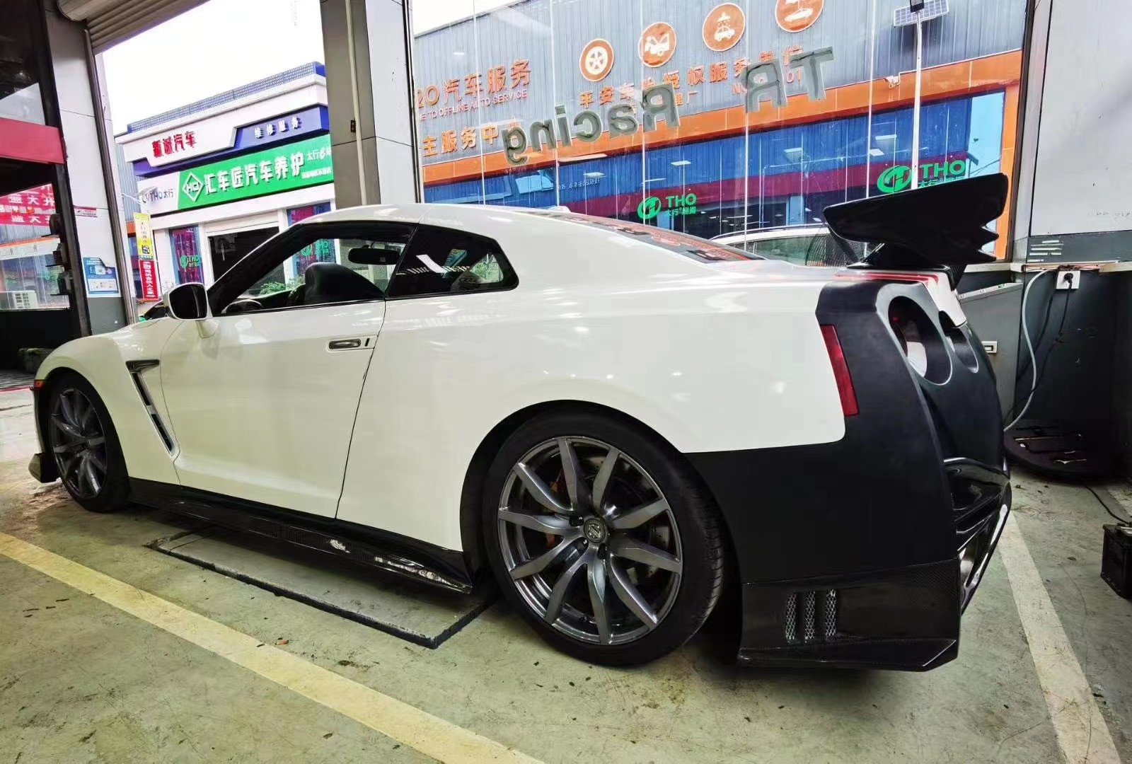 200MM Nissan Gtr Body Kit 2008 - 2020 Nissan Front Bumper Bumper Machine Cover Spoiler