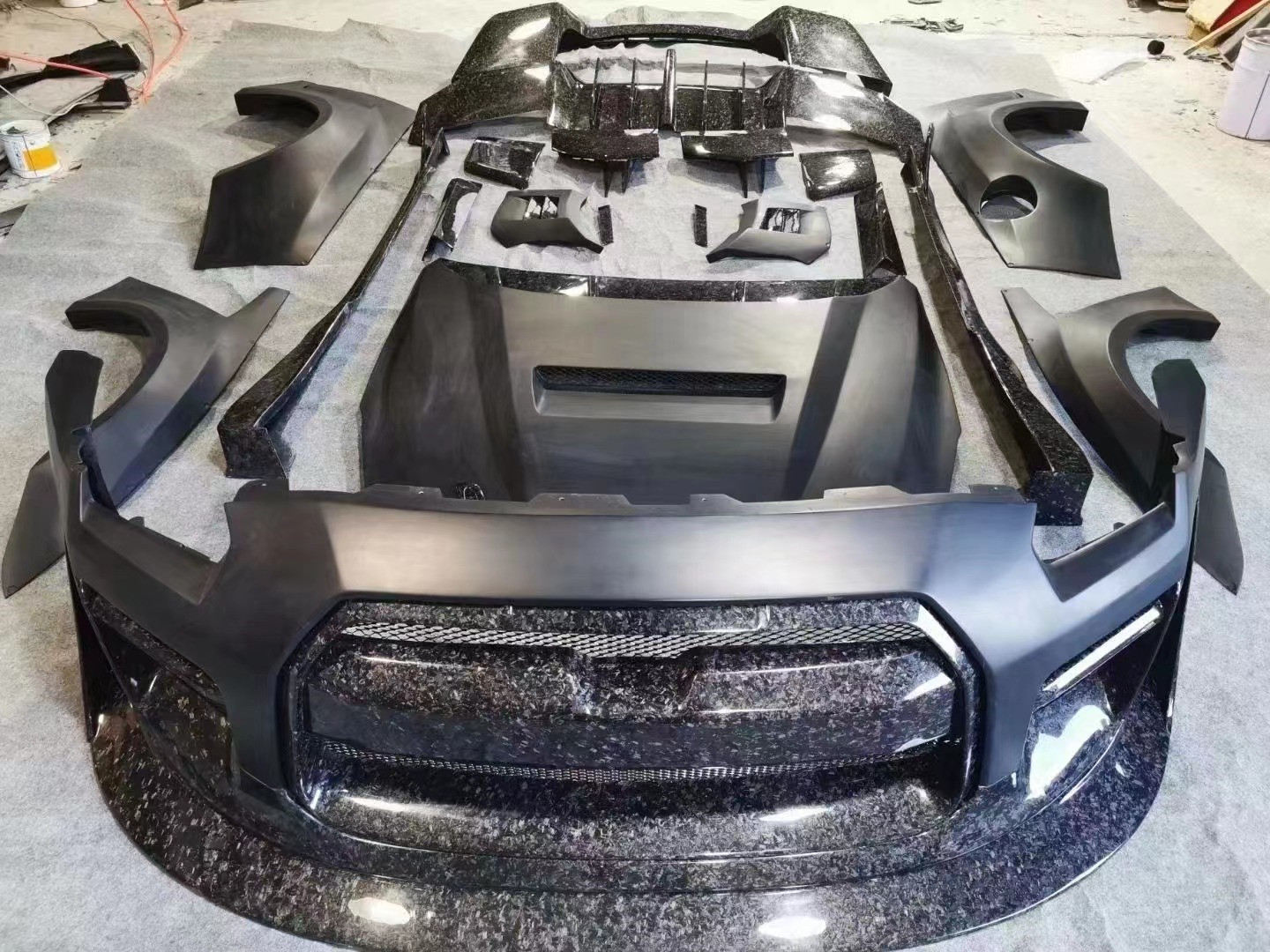 Customized 2022 Nissan Body Kit Front And Rear GTR R35 Car Bumper Covers