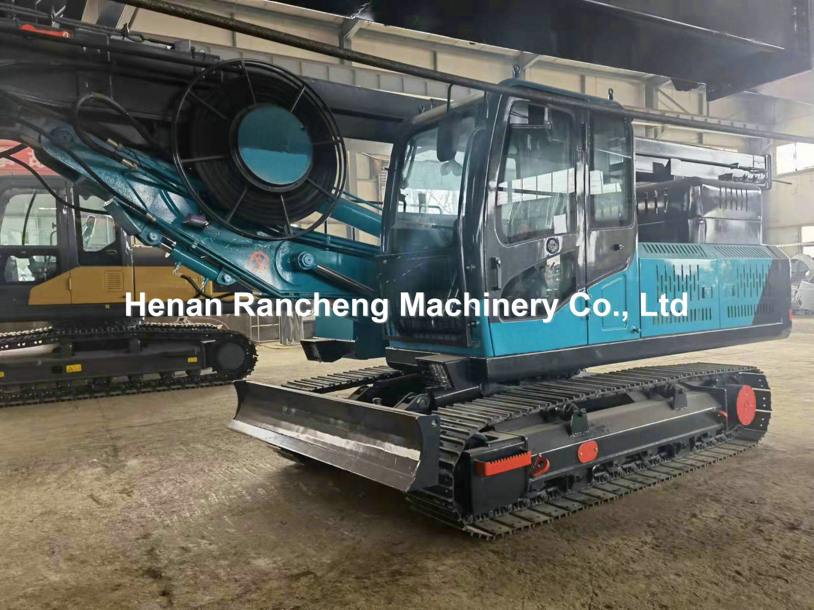 Hydraulic Oil Cylinder Rotary Drilling Rig 15m / 20m Depth 110KW Cummins Engine