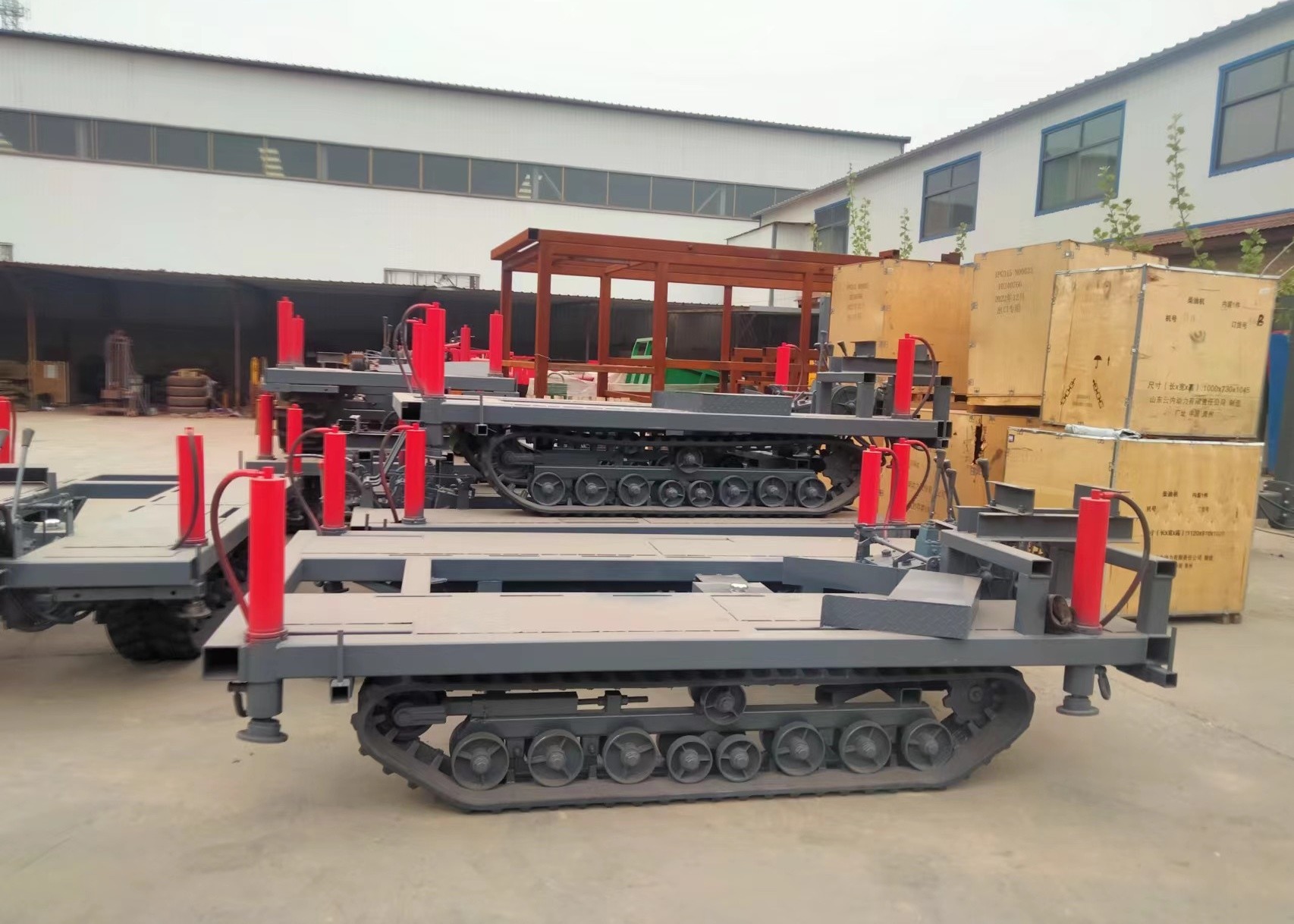 Diesel Engine And Rubber Crawler 4MT Loading Track Transporter Ultimate Transport Solution