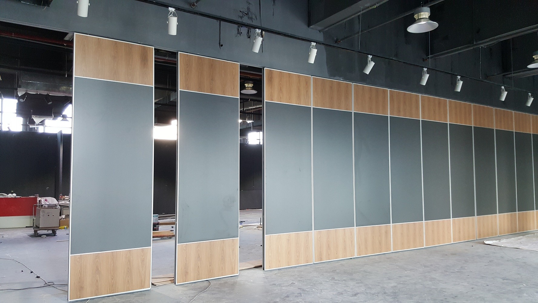 Aluminum Wooden Soundproof Folding Partition Walls For Banquet Hall / Ballroom
