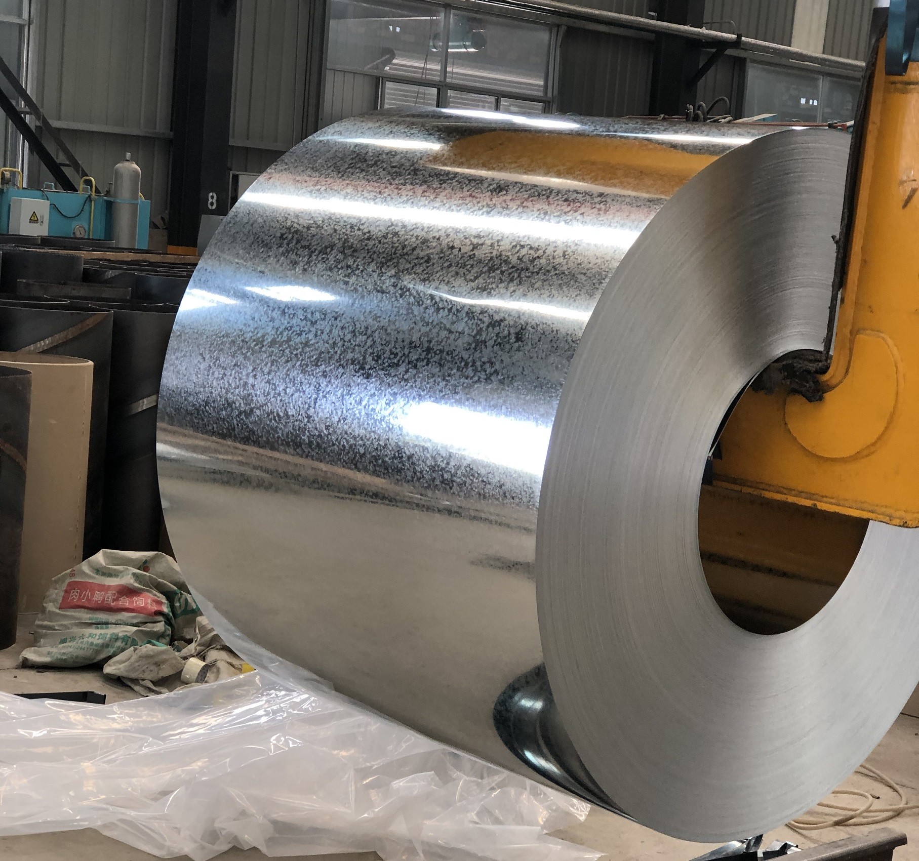 Z40 0.4mm 1250mm Big Bright Spangle Hot Dip Galvanised Steel GI Coils For Rolling Door and Floor Deck DX51D