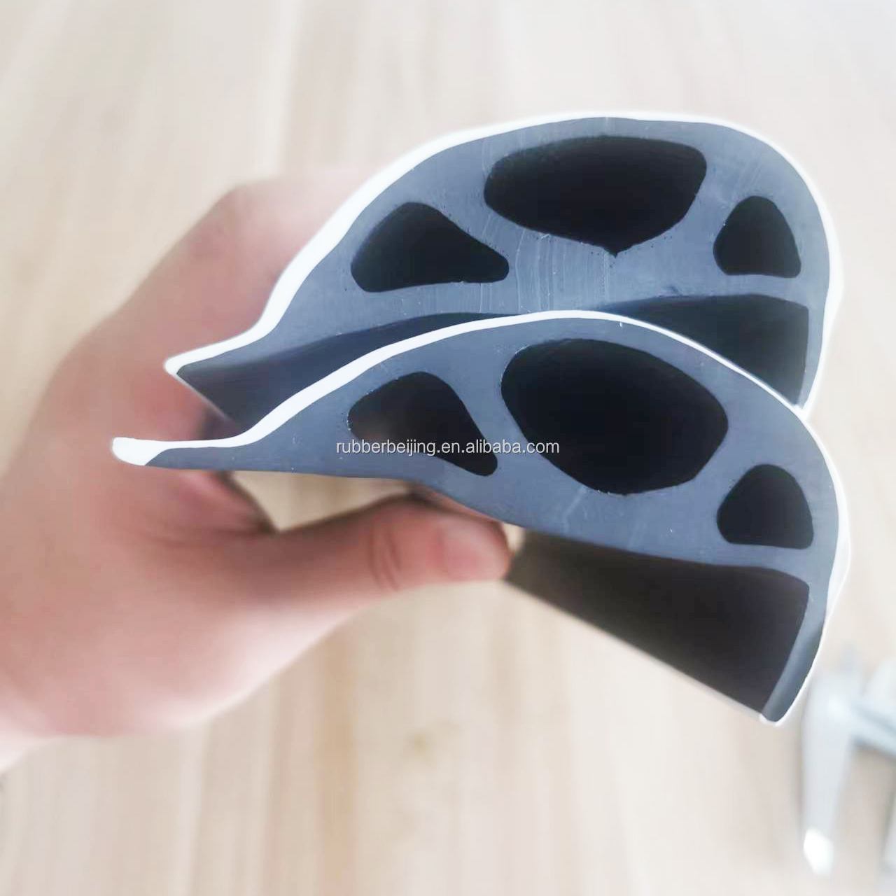 ISO/TS 16949 Certified Boat Ship D Type Marine Rubber Fender for Wharf and Dock Bumper Seal Strip