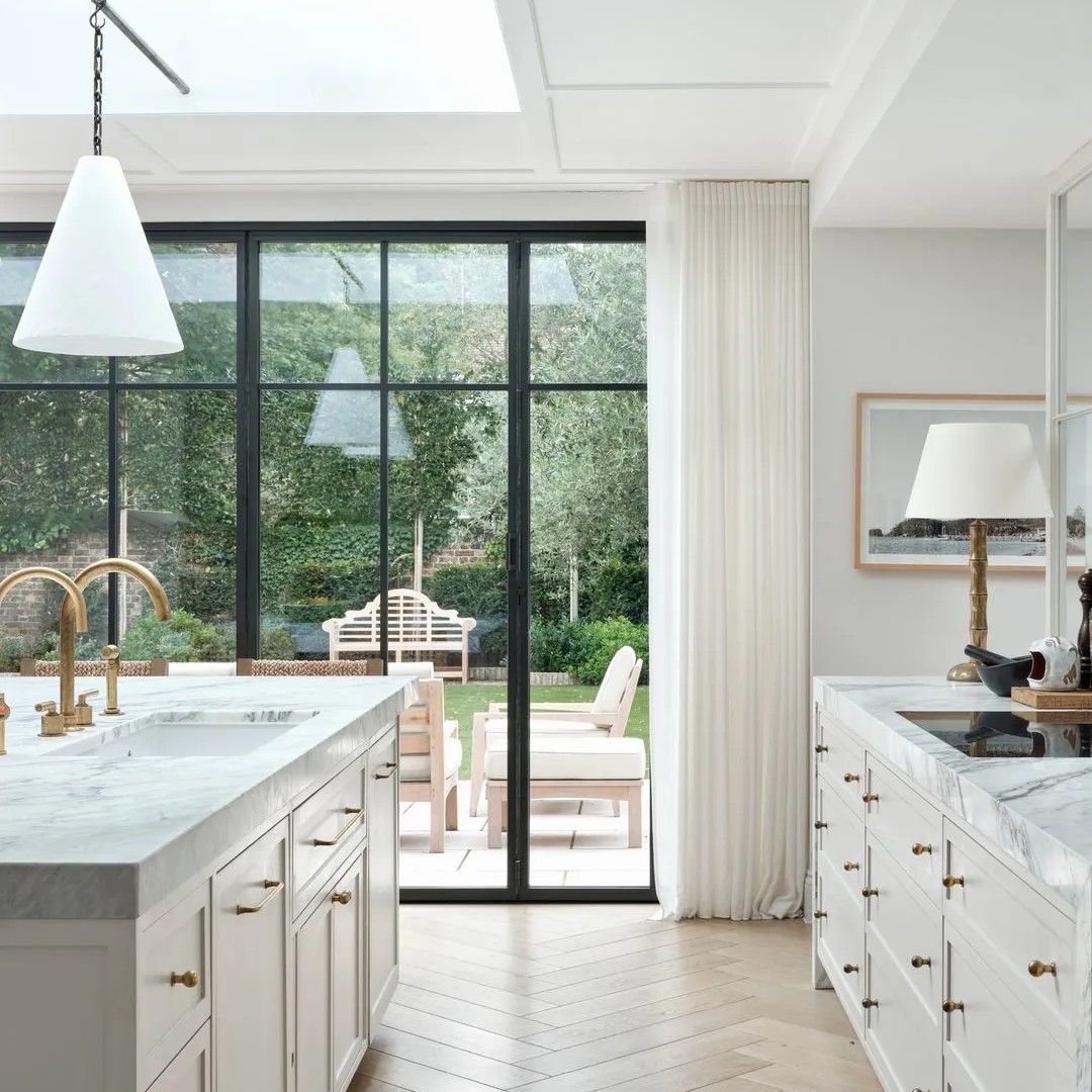 Custom North American Kitchen Furniture Classic Flat Pack Glossy Solid Wood Modern Kitchen Cabinet Set