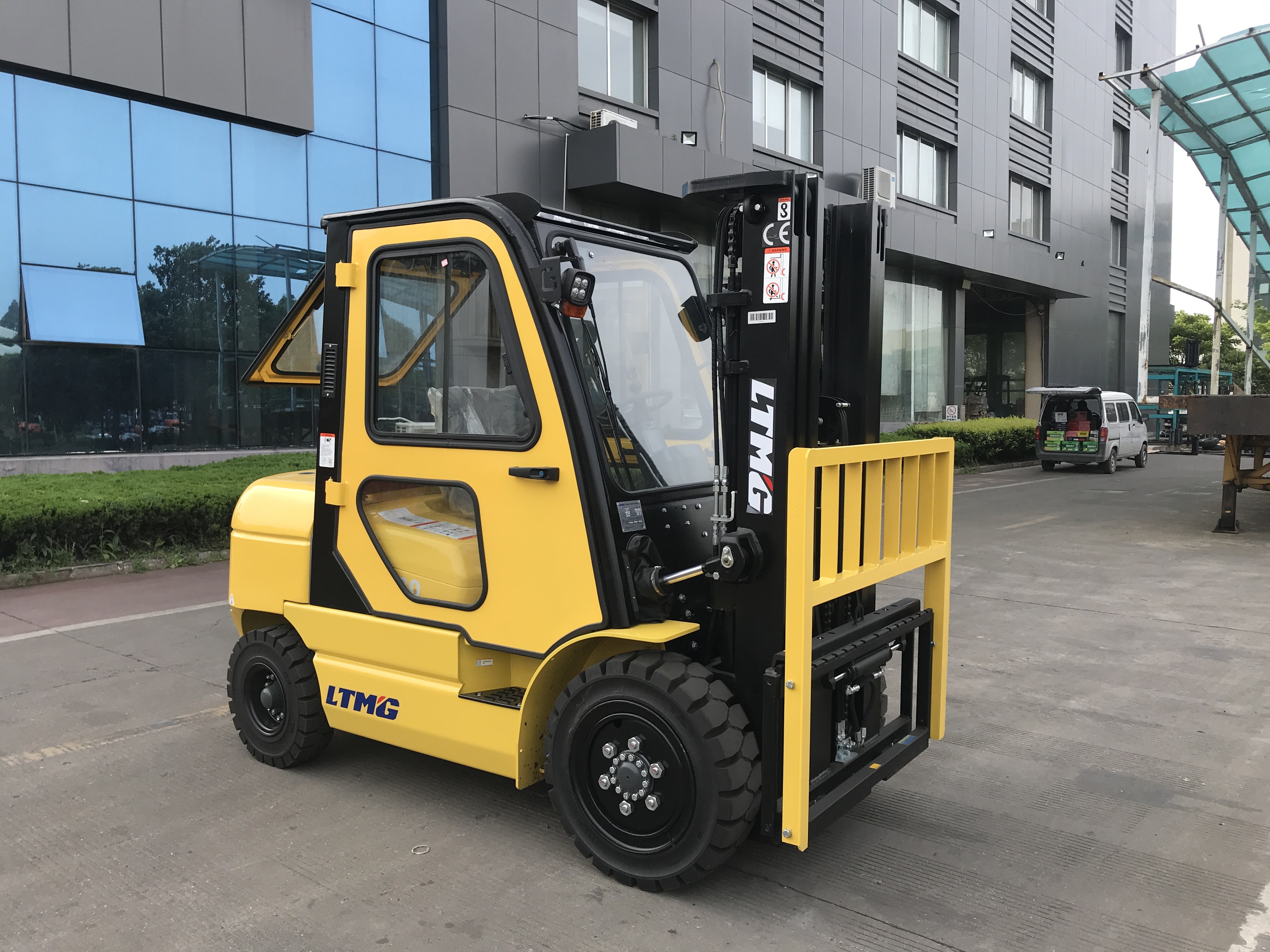 High Mast Manual Diesel Forklift Truck 5 Ton With Cabin And Air Conditioner