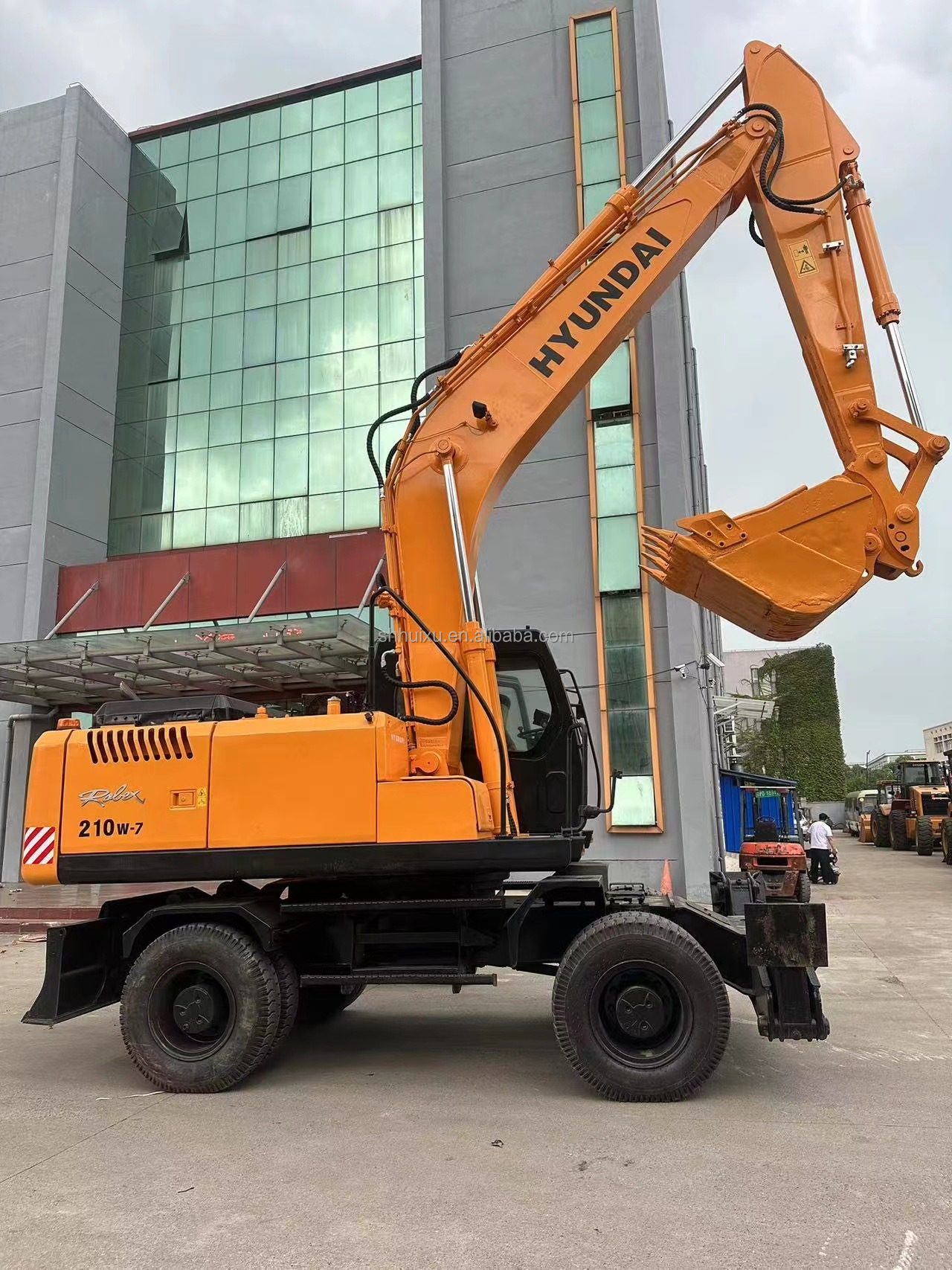 Second Hand good quality wheeled excavator HYUNDAI210W 21T Used Excavator Digging Machine for sale