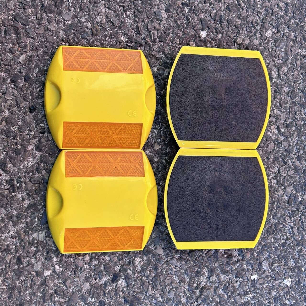 Refletive Yellow Plastic Cat Eye Reflective Road Studs On The Road