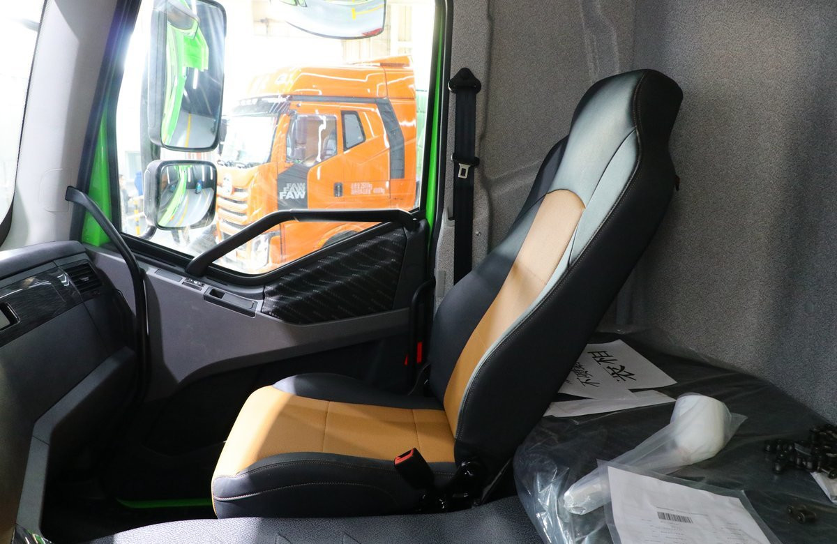 Used Trucks Tippers For Sale 12 Tires FAW J6P Dump Truck CNG 460hp Flat Roof Cab