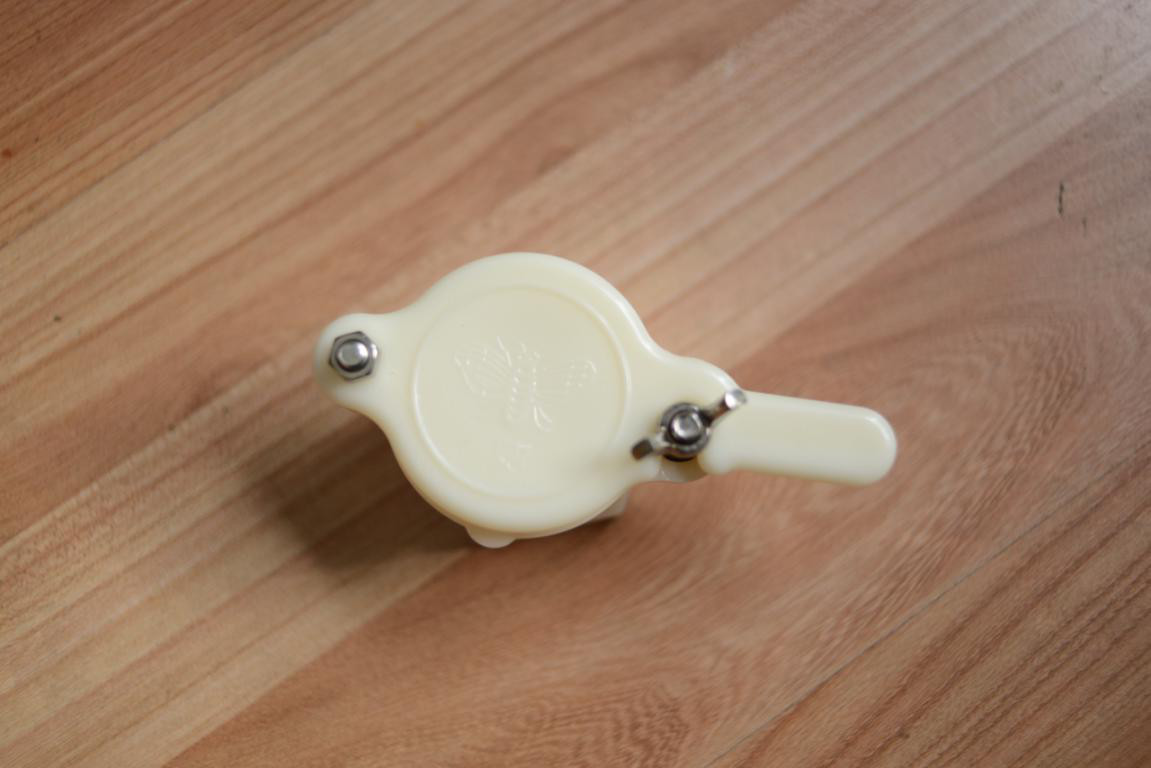 High Quality Beekeeping Equipment White Plastic nylon Honey Gate For beekeeping