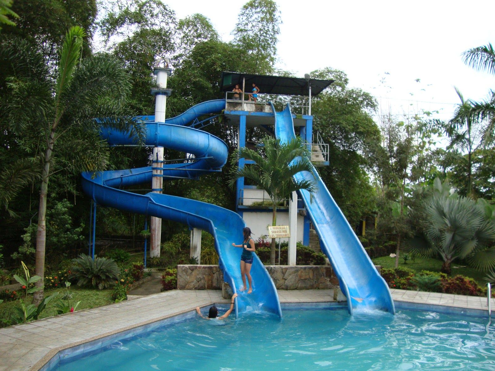 OEM Water Theme Park Equipment Swimming Pool Rides Hot Dipped Galvanized Steel Fiberglass Slide
