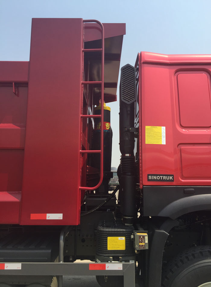 Tipper Truck SINOTRUK HOWO 371HP 12 Wheels LHD 31 Tons 20-30CBM ZZ3317N3567W