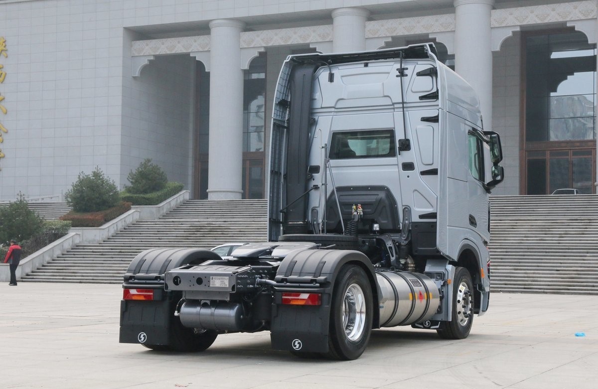 Good Condition 2024 6*4 Truck Shacman X6000 Tractor Trucks 0km Used Shacman Truck