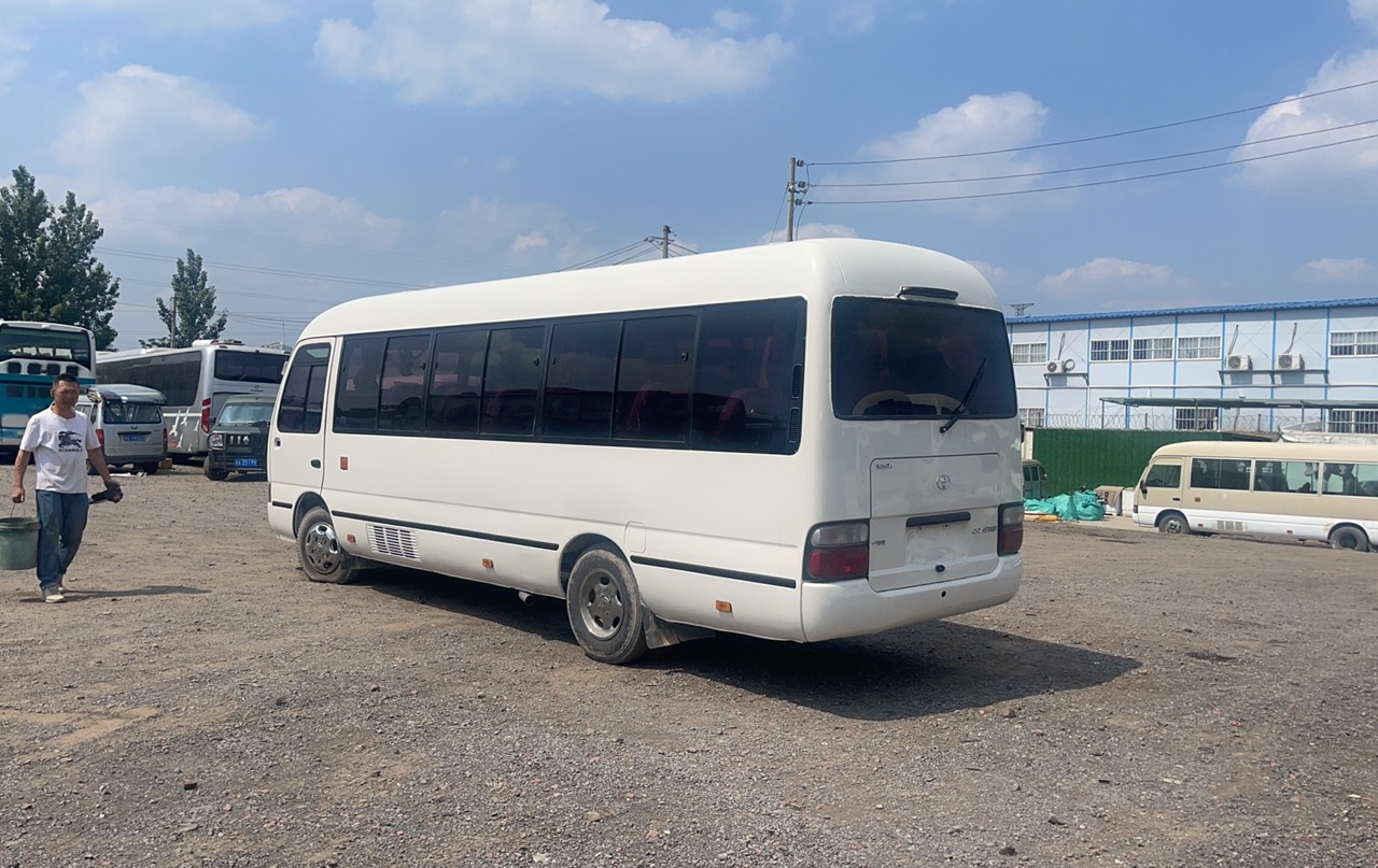 Africa Used Diesel Engine Coaster Mini Bus with 2694ml Displacement in Angola and Ghana
