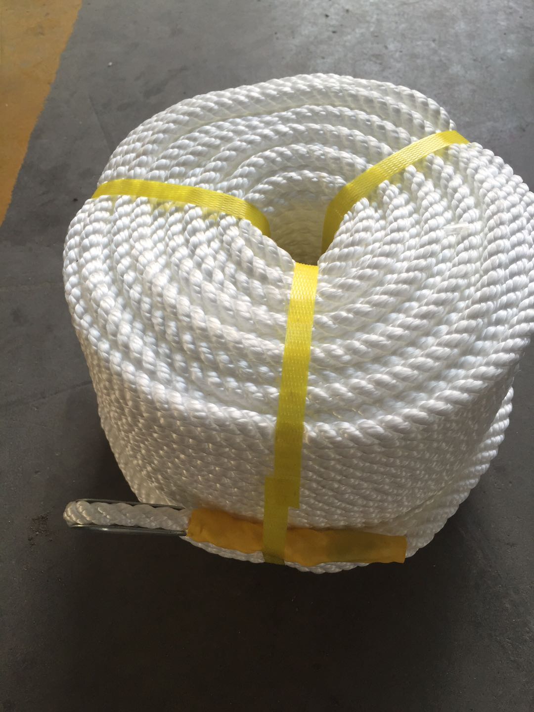 Specifications 3 Strands Twisted White Polyester Mooring Rope 200m Length Customizable