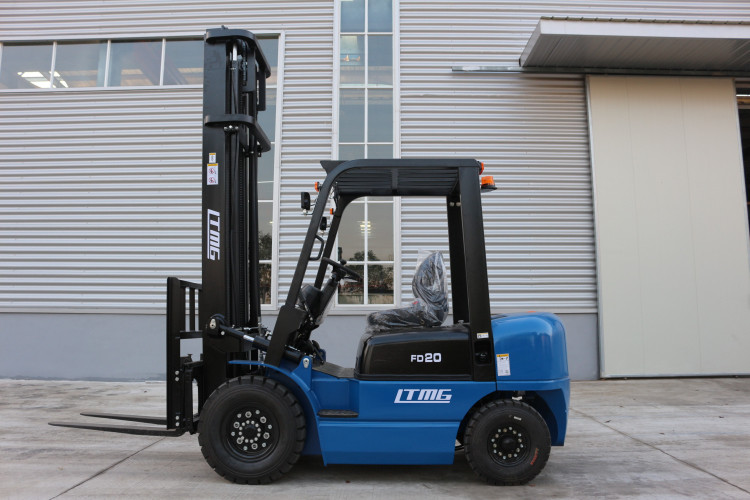 2 ton small forklift , diesel forklift truck with 3-stage mast