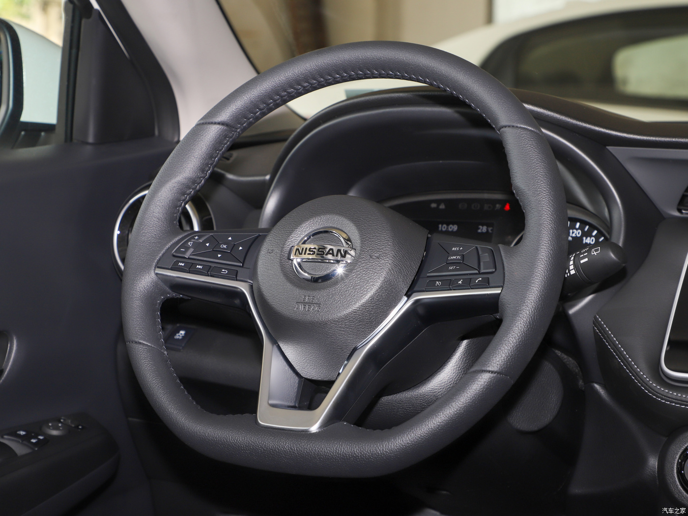 TPMS and Normal Steering Wheel Equipped Nissan KICKS 1.5L CVT 5 Seat Small SUV for Fast Speed Driving