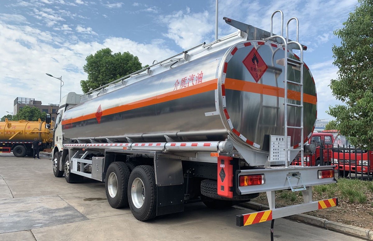 Howo 8X4 6X4 Oil Tank Trucks Essential For Public Works Projects And Disaster Relief