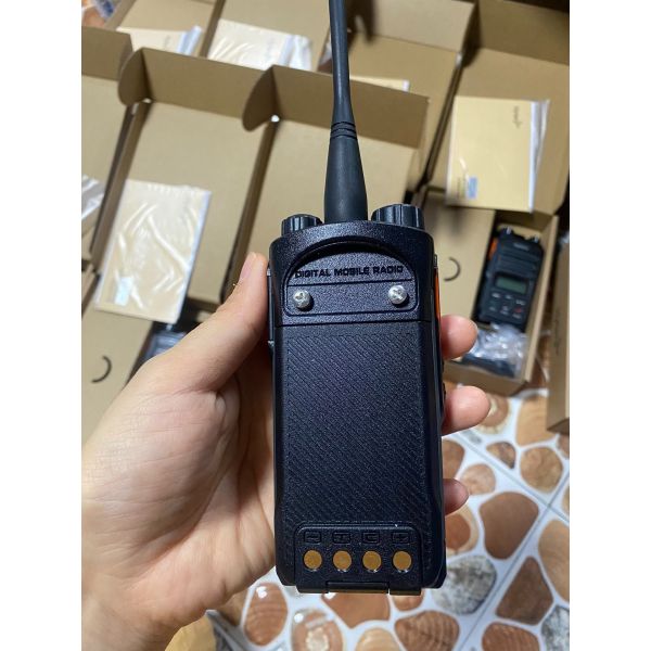 Hytera IP67 Waterproof Two-way Radio with 2000-2500mAh Battery and 5W Output Power for Reliable Industrial and Outdoor Communications