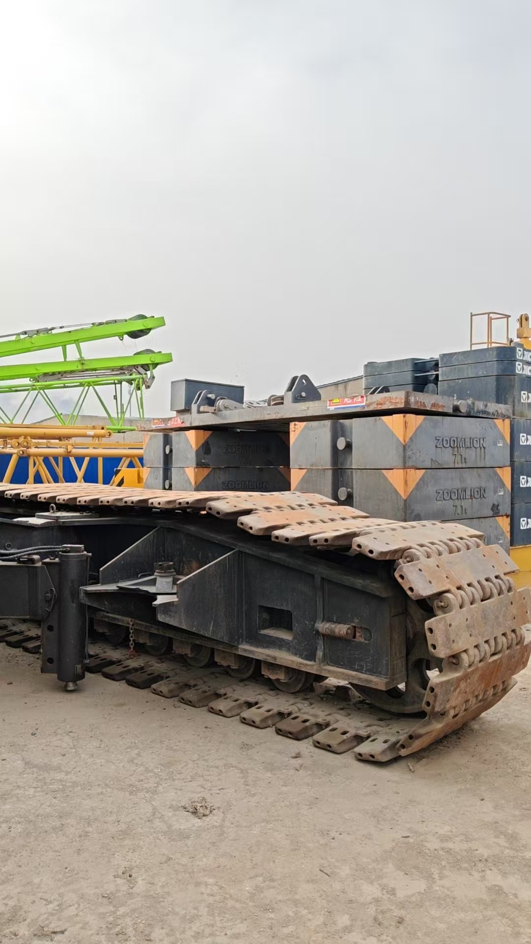 Extremely Efficient ZCC2600 260 Ton Mobile Hydraulic Crawler Crane Heavy Lifting Equipment
