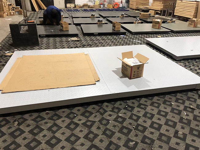 Industrial Digital 5000kg Heavy Duty Floor Scales For Warehouse Shipping Weighing