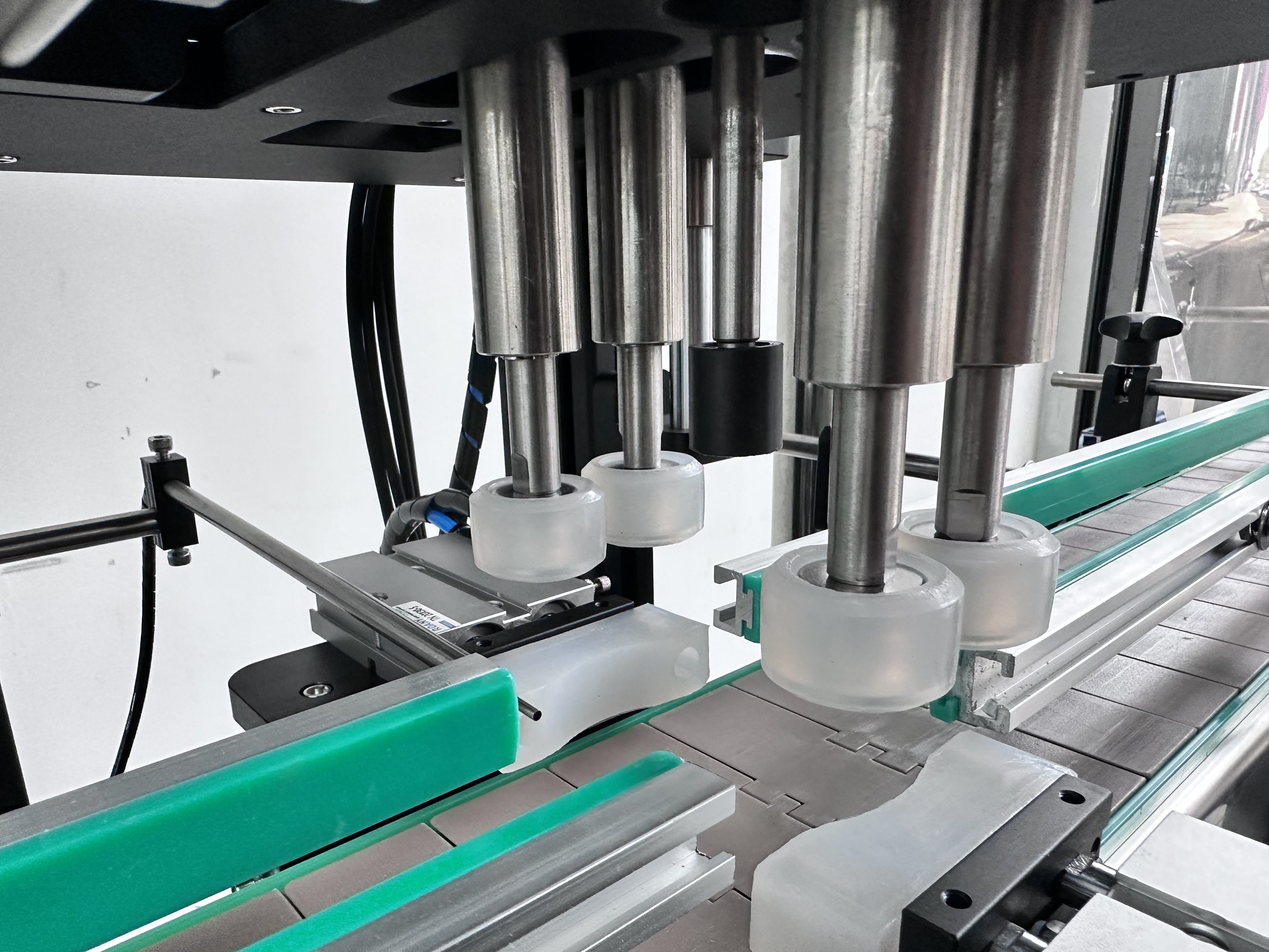 Servo Motor Capping Machine Stable Transportation Efficient Production