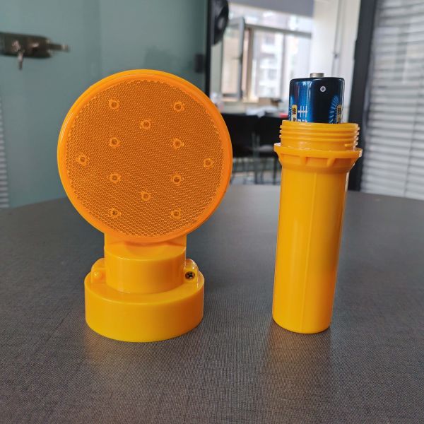 Solar Powered LED Traffic Warning Light with 19cm Diameter and Yellow Flashing Light for Road Safety