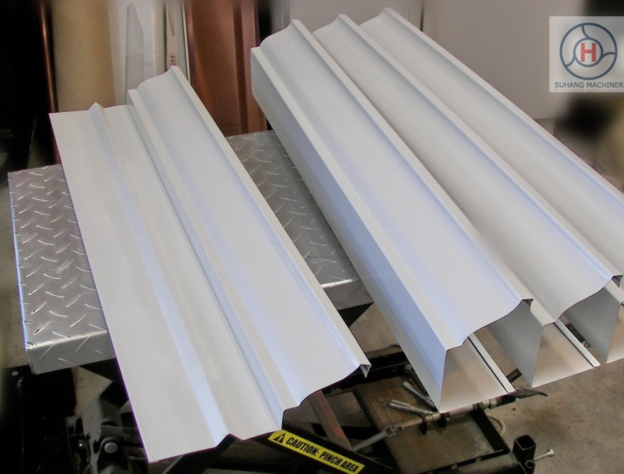 15m / Minute Roof Ridge Cap Roll Forming Machine Material Thickness 0.3 - 0.6mm