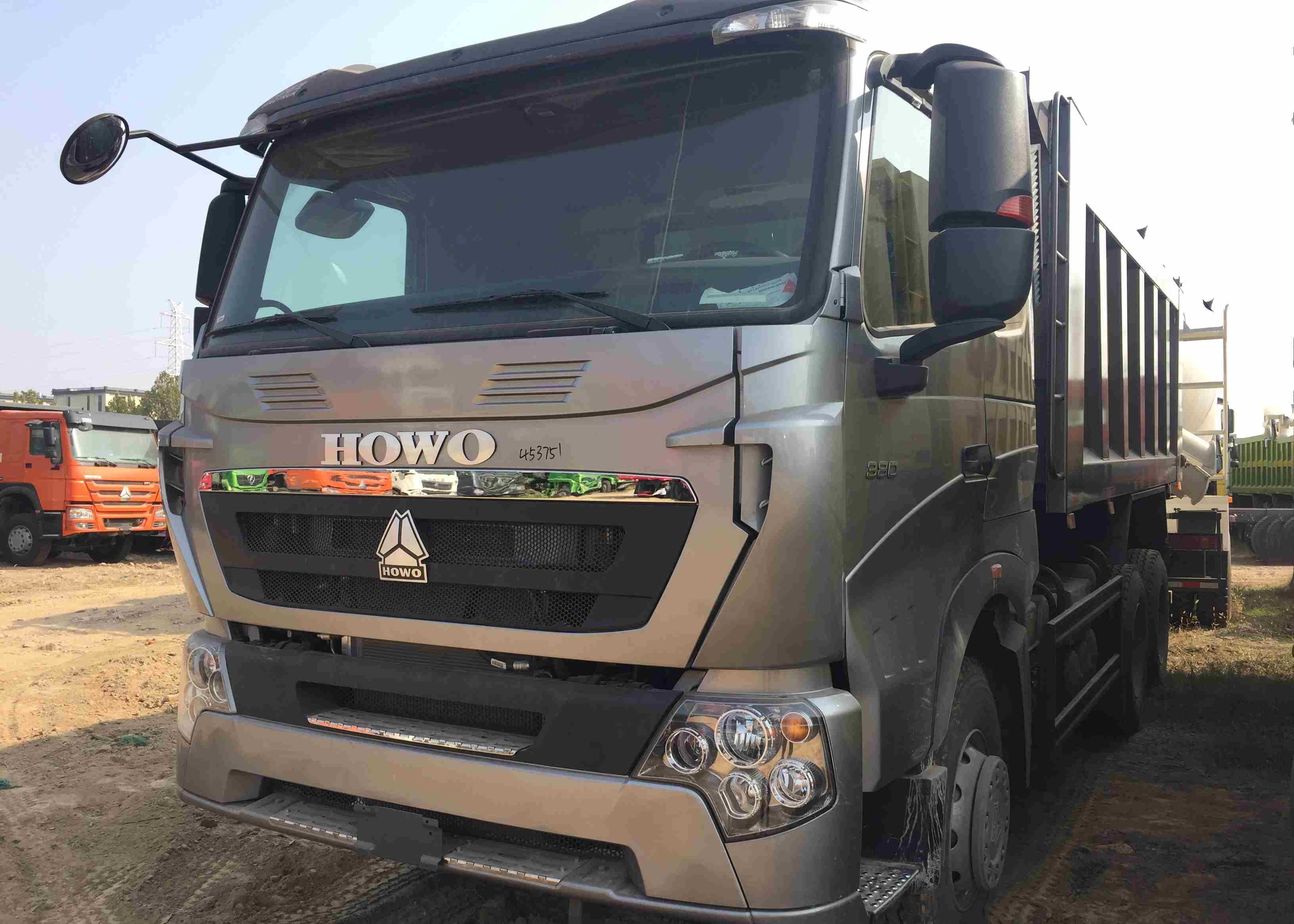 Powerful 371 Horse Power Heavy Duty Dump Truck For Construction And Transportation