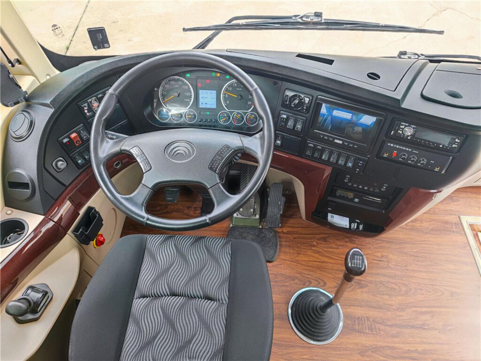 Double Decker Bus Yutong Brand ZK6116 Prices Yutong Bus 49 Seats Used Toyota Hiace Bus Weichai Engine 400kw Double Door