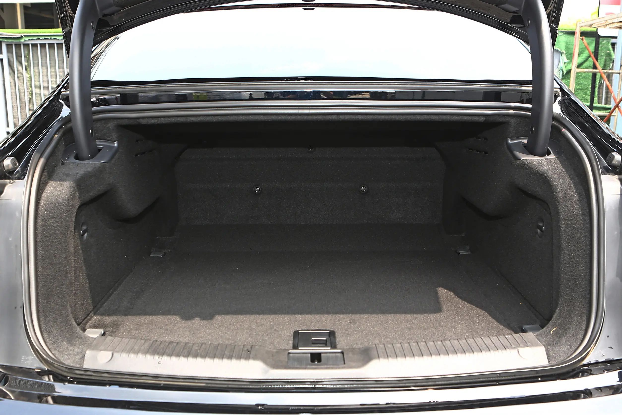 Maximum Speed 230 km/h Hongqi H9 2024 4-doors 5-seats Seven-speed Wet Dual Clutch Cars with Manual Copilot Seat Adjustment