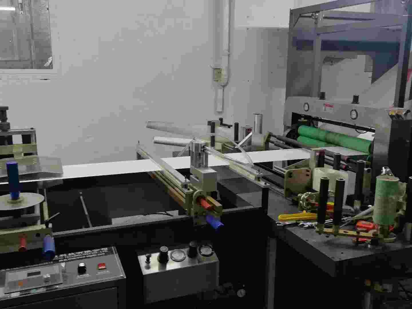 Standing & Zipper Pouch Making Machine With Double Unwinder