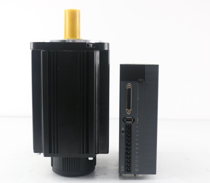 3.8KW 15Nm 380V 2500RPM 23bit 130mm 3 Phase AC Lichuan Motor With Driver 130M15025B+M2532P