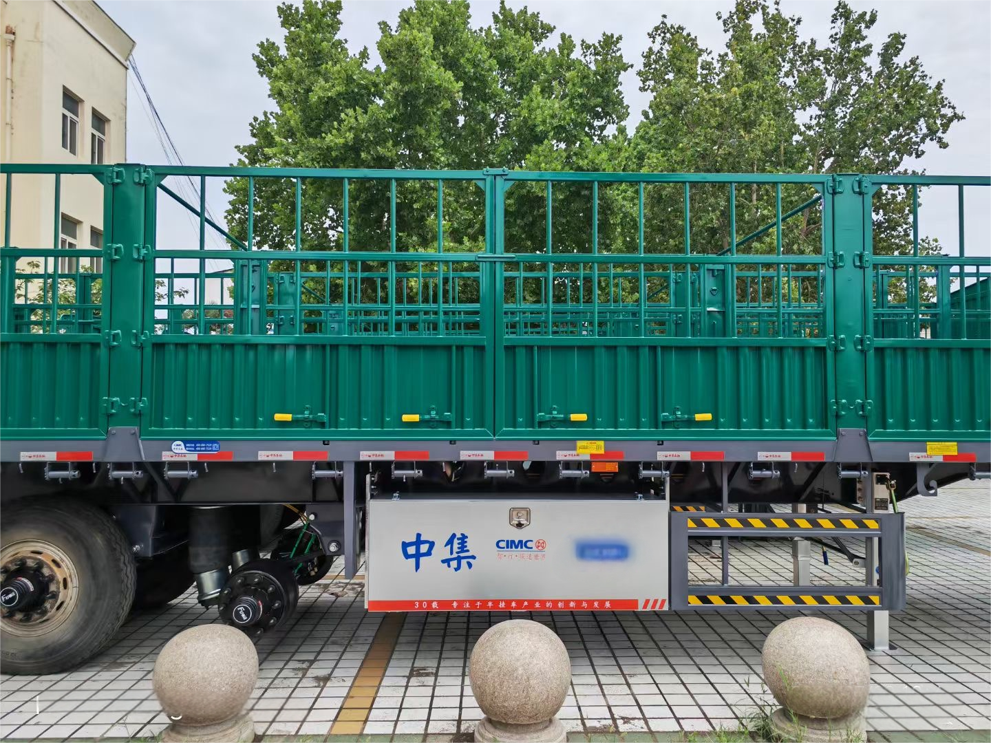 CIMC customized steel to match your perfer color 3/4/5 axle Chinese truck cargo fence trucker semi trailer