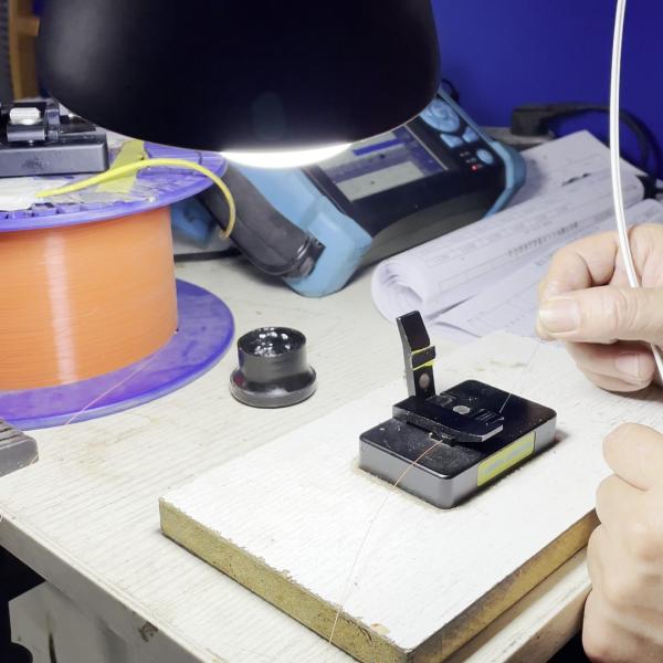 Flat Ftth Drop Cable LSZH GJYXCH 2 Core G657A With Messenger Wire