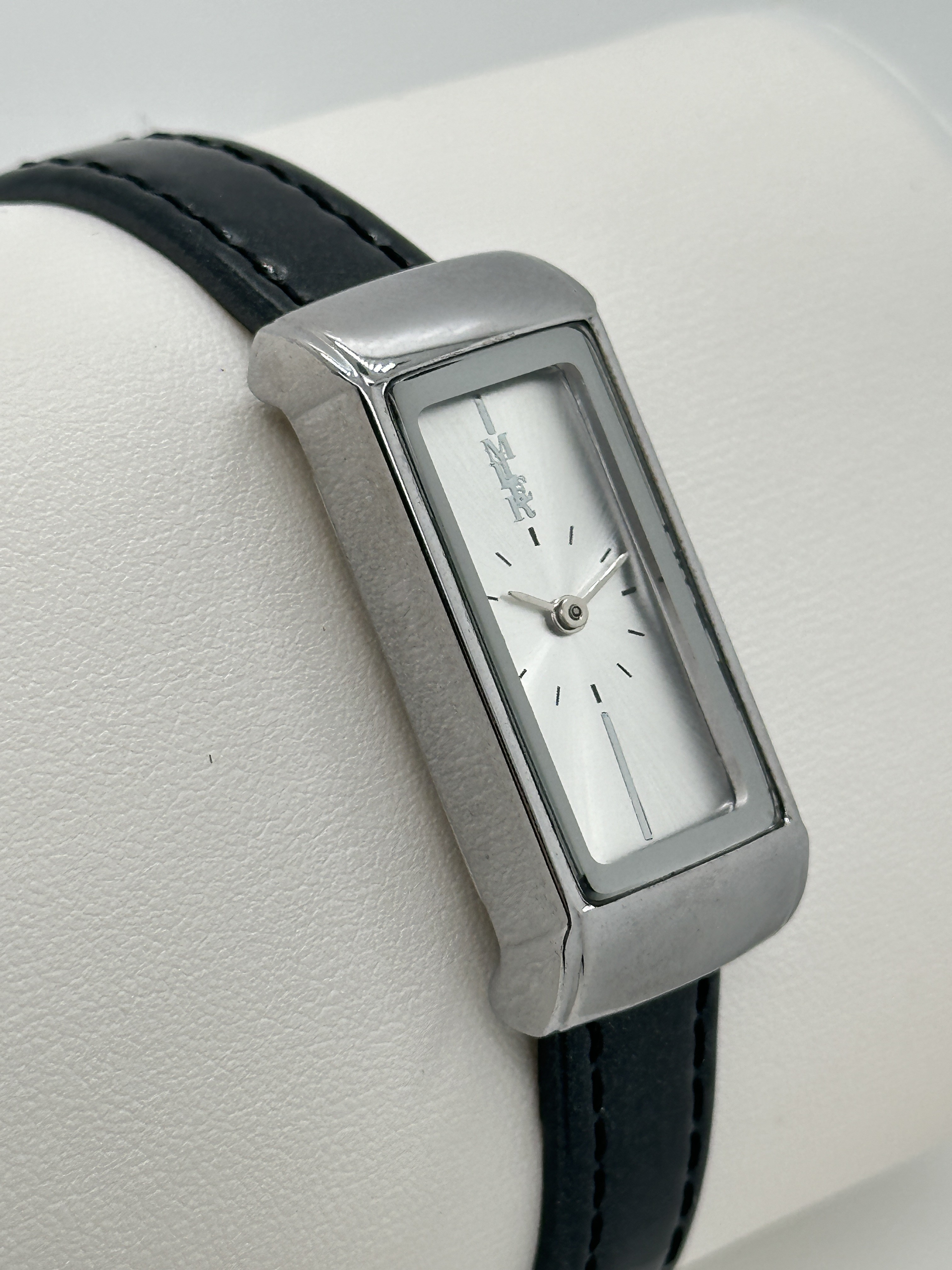 Classic Engraved Leather Strap Quartz Watch 30 Meters Water Resistance