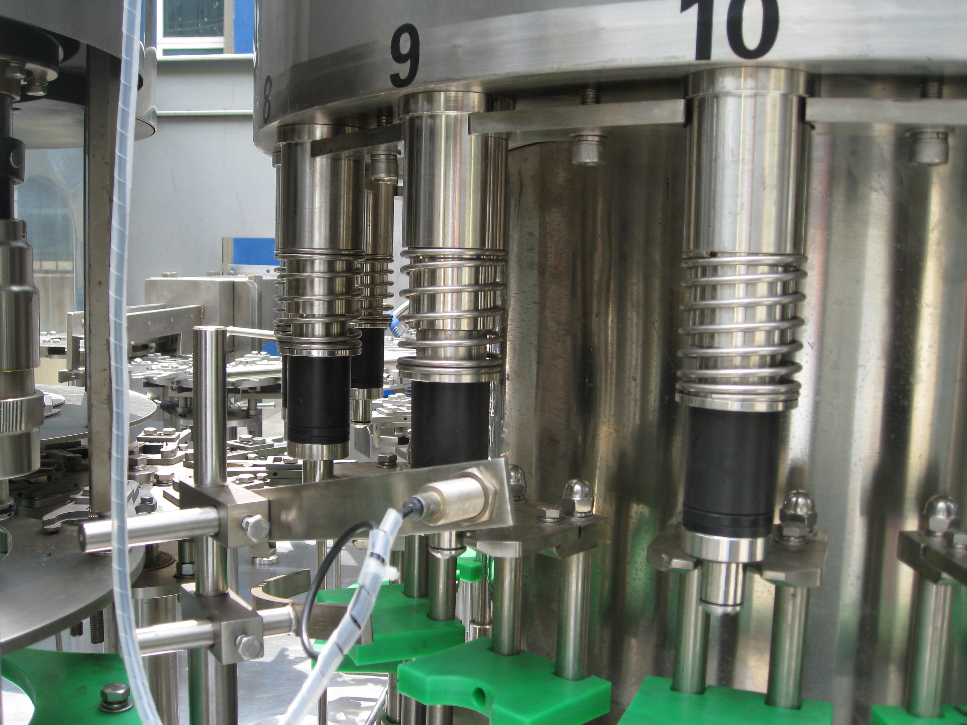 16 Heads Bottled Water Filling Machine / Automatic Bottling Machine Low Noise Generation