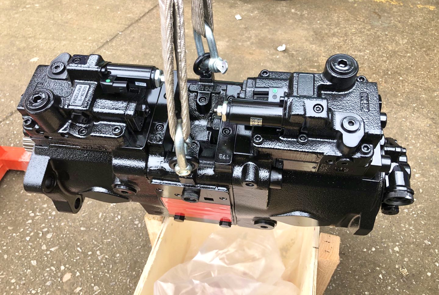 Original SK380 Excavator Hydraulic Parts Pump K5V140 K7V140 LC10v00041f1