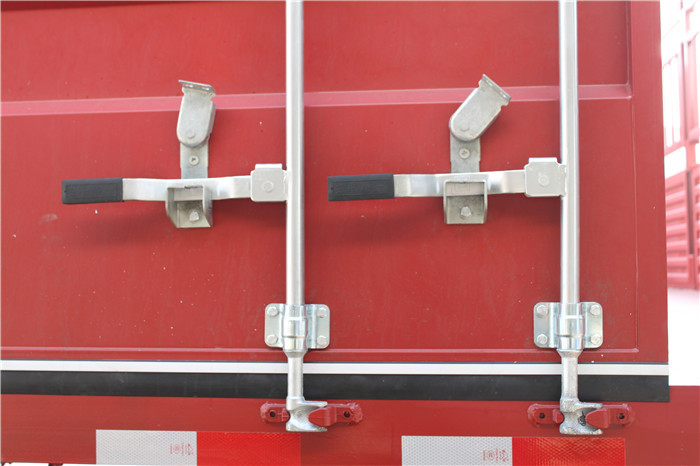 SINOTRUK Small Cargo Truck With Spring Suspension Single Sleeper